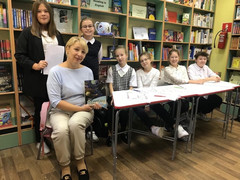 На фото: библиотекарь Наталья Юрьевна и ученики 5 В класса