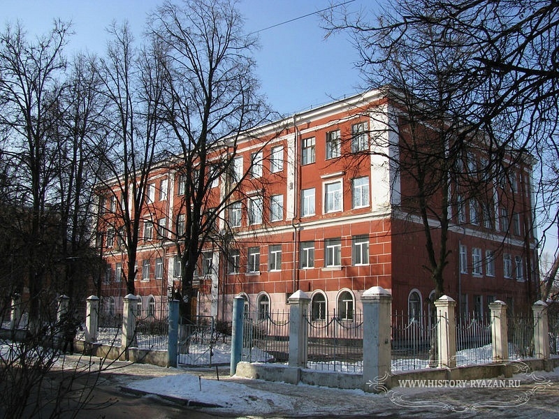 Фото школы старое (ещё нет крыльца)